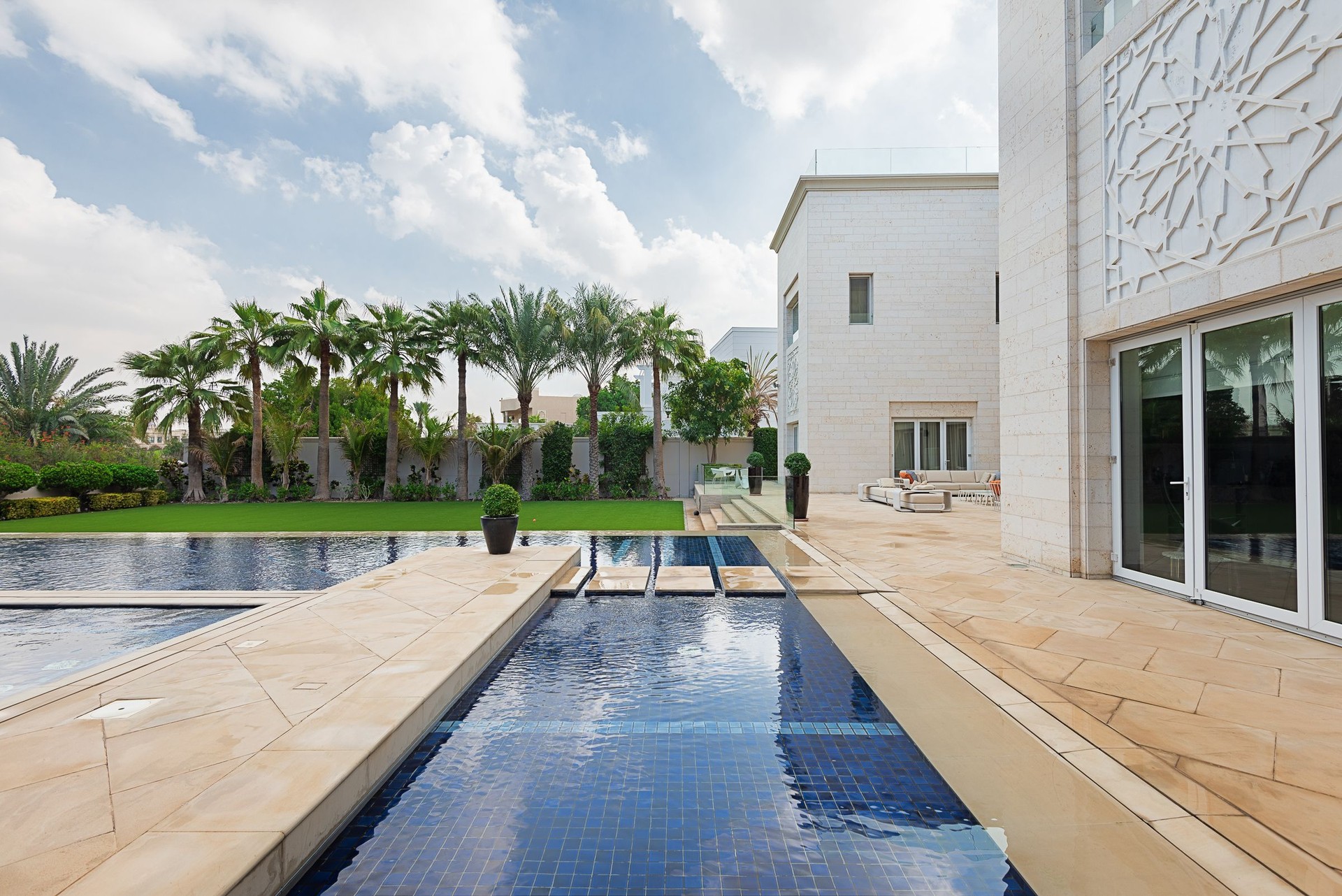 Golf Course Luxury Villa with Skyline Views in Emirates Hills: Image 1