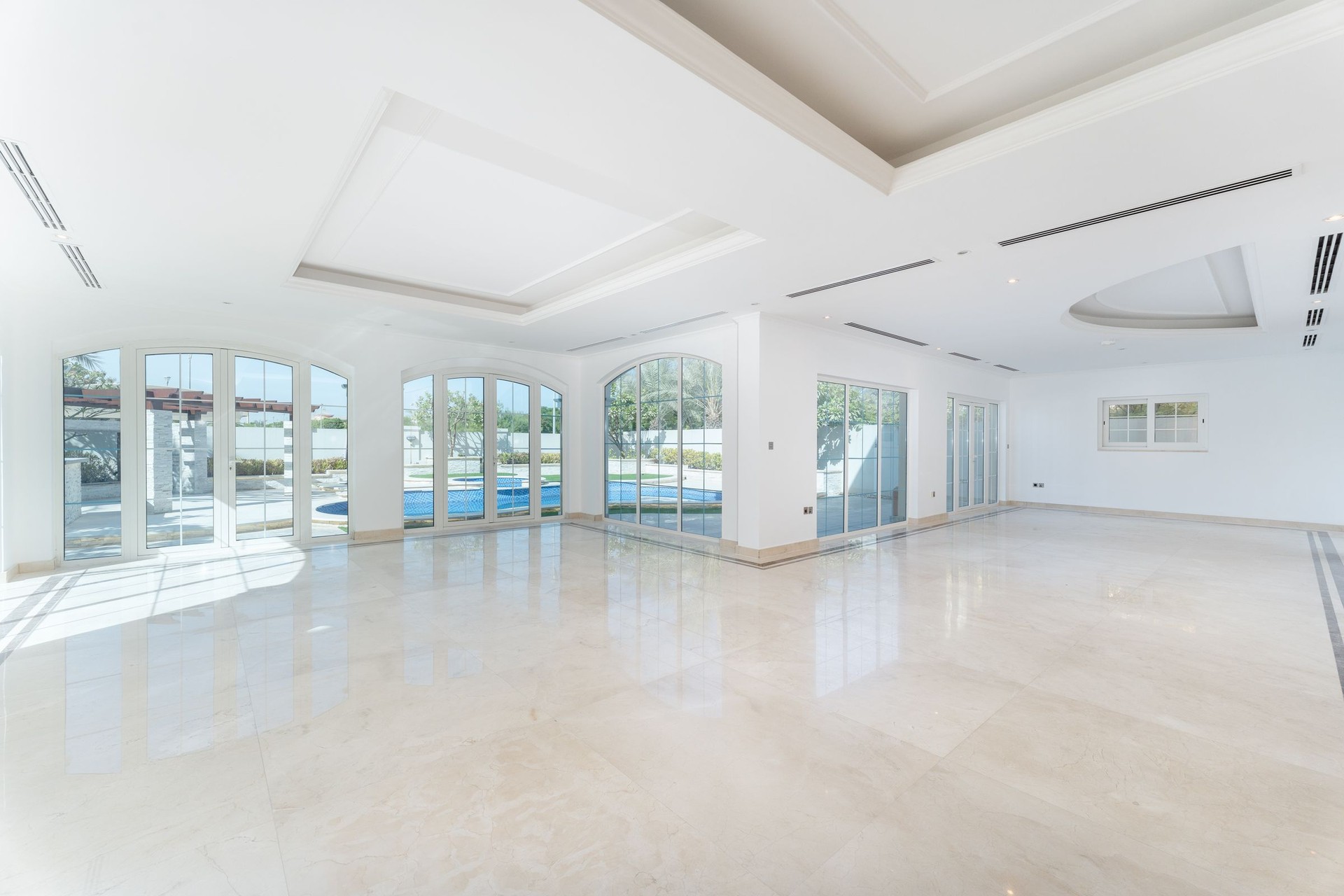Upgraded and Vacant Luxury Legacy Villa in Jumeirah Park: Image 1