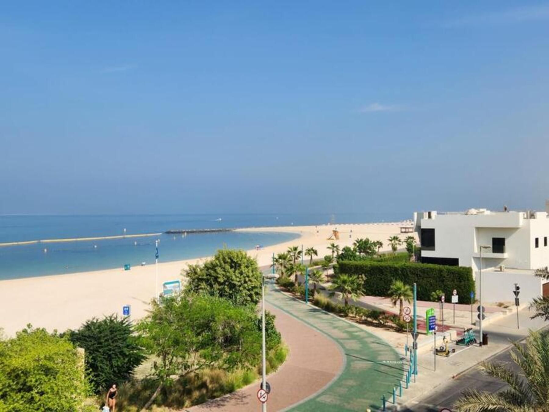 Vast Beachfront Compound with Renovation Potential in Jumeirah: Image 1