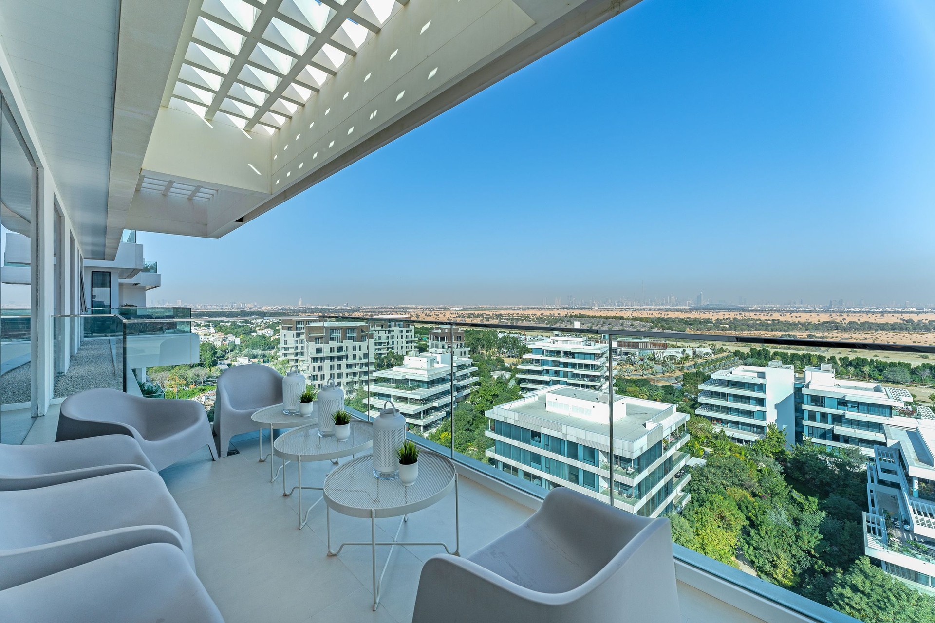 Modern Penthouse Apartment with Panoramic Views in Al Barari: Image 1