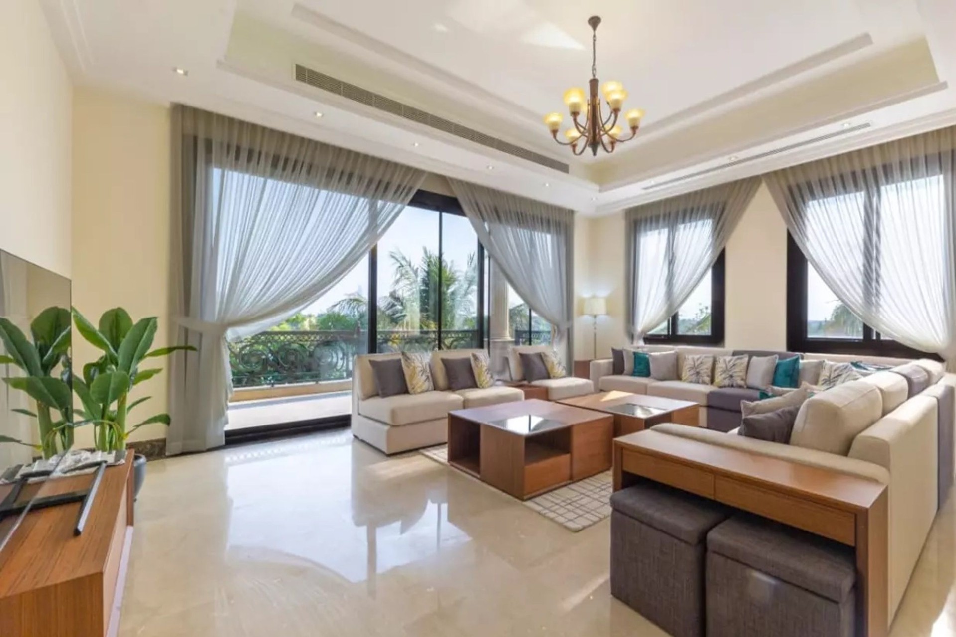 Lake View Luxury 6 Bedroom Villa in Emirates Hills: Image 1