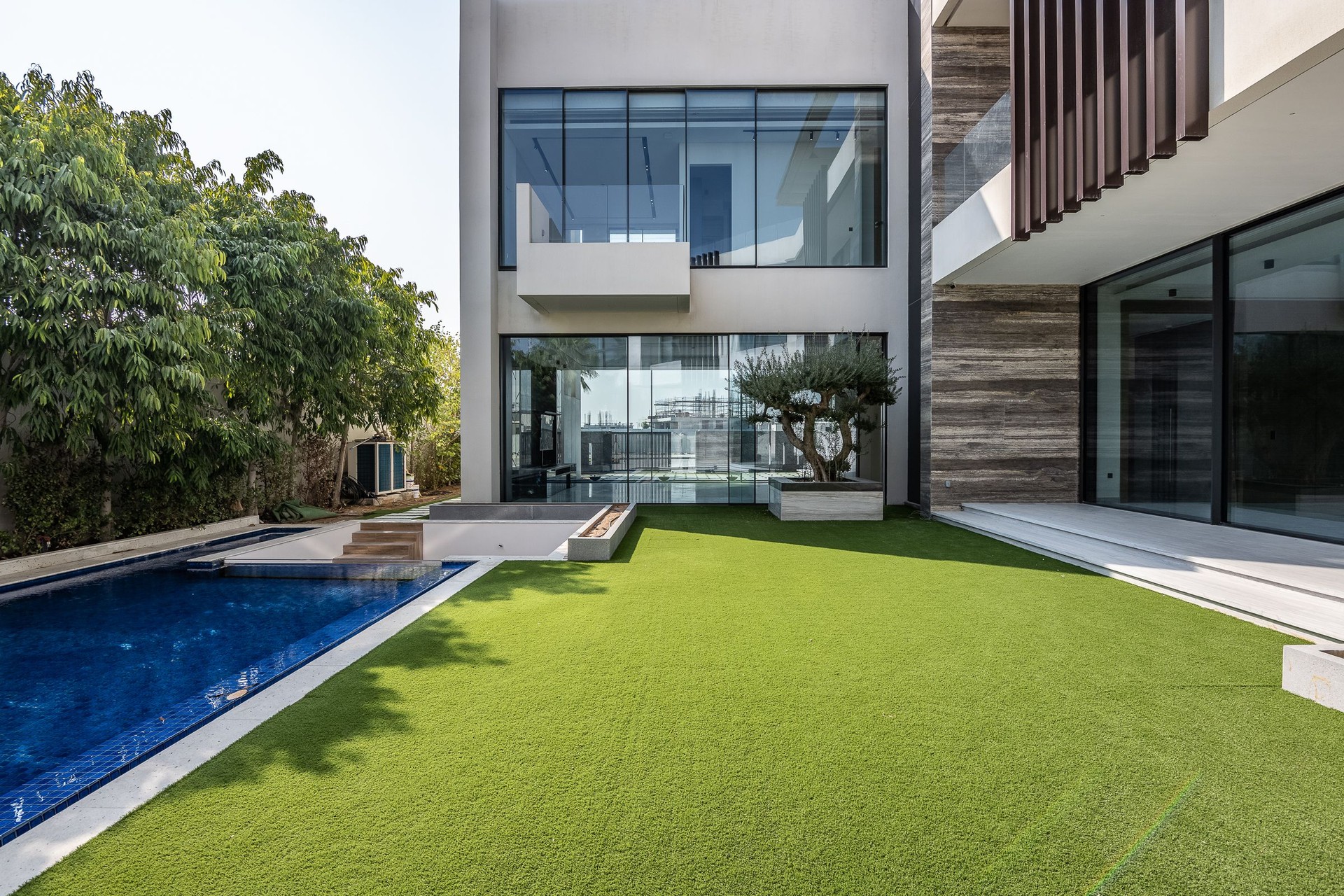 Custom-built Designer Villa on Pearl Jumeirah: Image 1