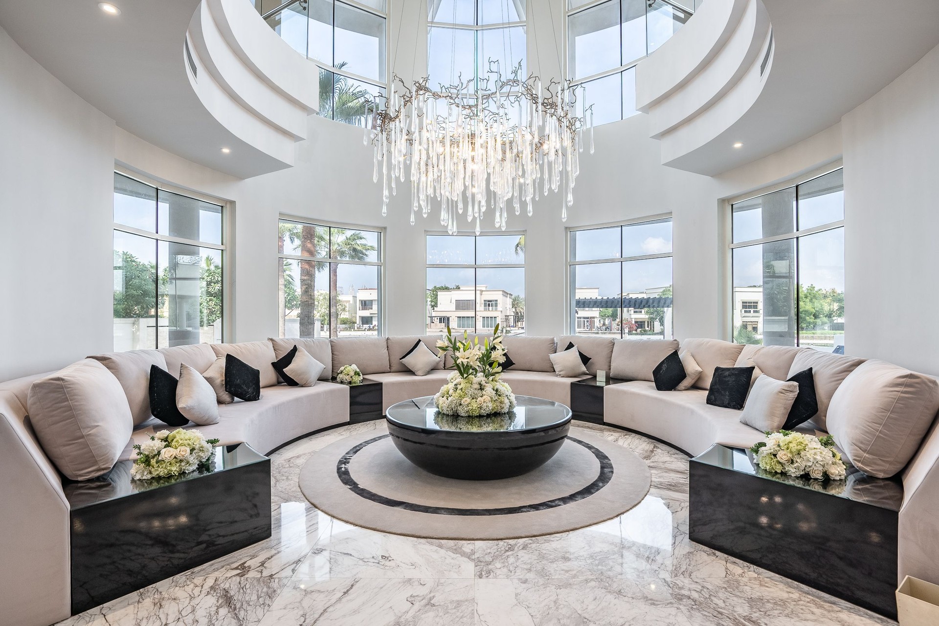 Bespoke Luxury Villa with Lake Views in Emirates Hills: Image 1