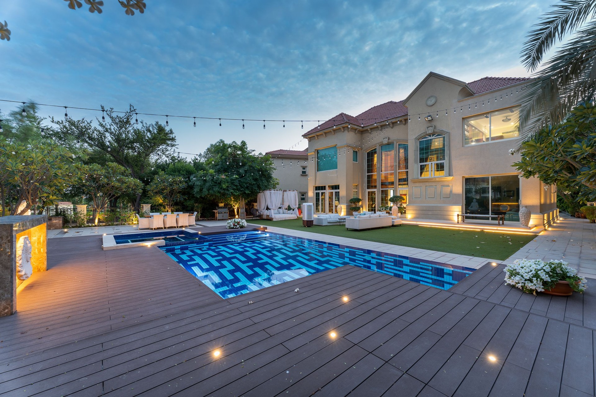 Exclusive and Extended Luxury Villa in Jumeirah Islands: Image 1