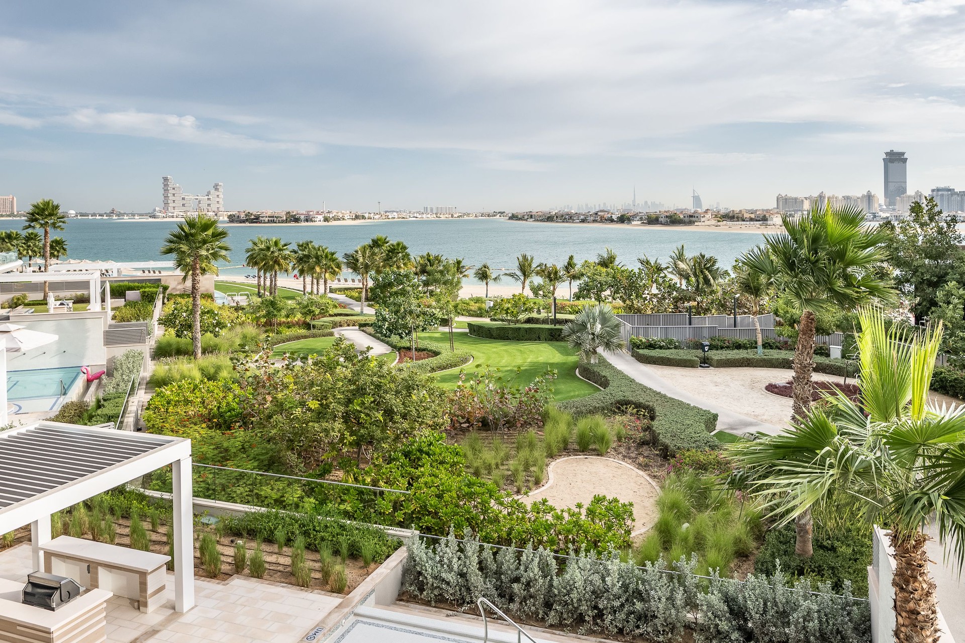 Ultra Private and Designer-styled Sea View Apartment on Palm Jumeirah: Image 1