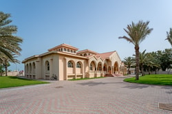 Vast Beachfront Compound with Renovation Potential in Jumeirah: Image 3