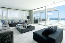 Luxury Villa with Sea Access: Image 3