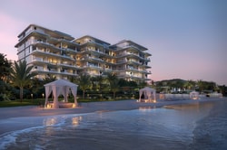 Gorgeous Beachfront Duplex Apartment with City Skyline Views on Palm Jumeirah: Image 3