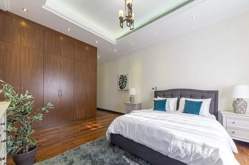 Lake View Luxury 6 Bedroom Villa in Emirates Hills: Image 2