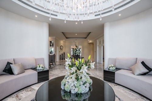 Bespoke Luxury Villa with Lake Views in Emirates Hills: Image 2
