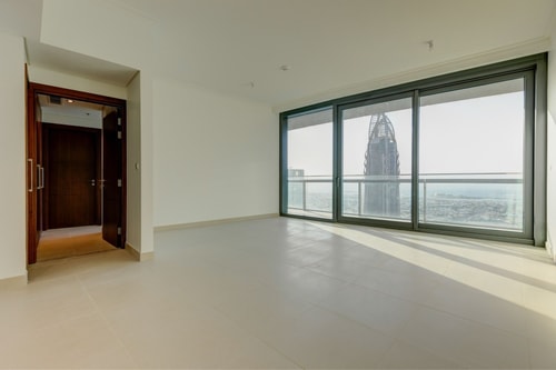 High floor 2-bed apartment with sea view: Image 2