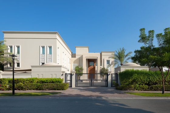 Golf Course Luxury Villa with Skyline Views in Emirates Hills: Image 9