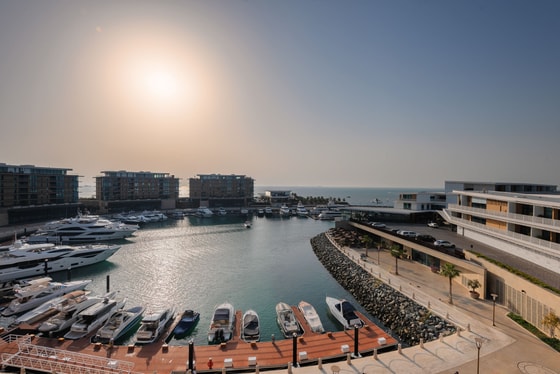 Luxury Waterfront Apartment on Jumeirah Bay Island: Image 10