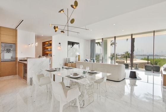 Five Star Beachfront Apartment in Luxury Palm Jumeirah Residence: Image 25