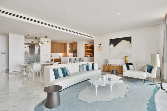 Five Star Beachfront Apartment in Luxury Palm Jumeirah Residence: Image 2