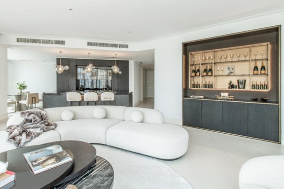 Fully Upgraded Luxury Apartment: Image 2