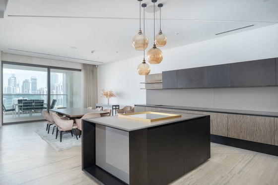 Luxury Corner Penthouse in Stunning Business Bay Residence: Image 7
