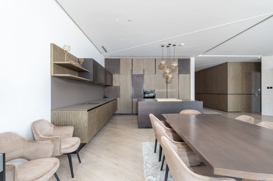 Luxury Corner Penthouse in Stunning Business Bay Residence: Image 1