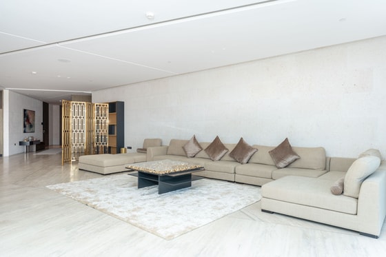 Luxury Corner Penthouse in Stunning Business Bay Residence: Image 5