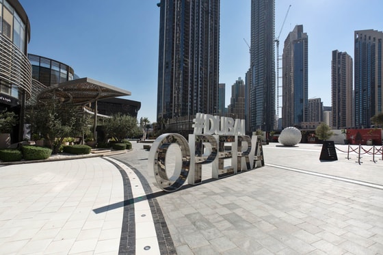 Five-star Luxury Apartment with Full Burj Views in Downtown Dubai: Image 11