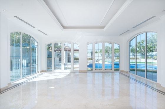 Upgraded and Vacant Luxury Legacy Villa in Jumeirah Park: Image 2
