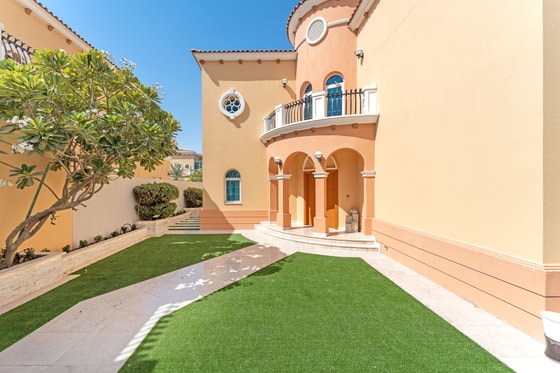 Upgraded and Vacant Luxury Legacy Villa in Jumeirah Park: Image 23