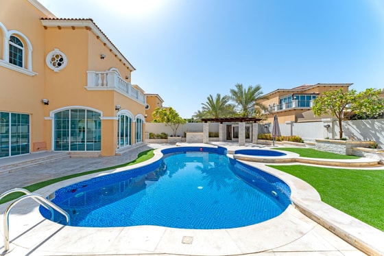 Upgraded and Vacant Luxury Legacy Villa in Jumeirah Park: Image 20