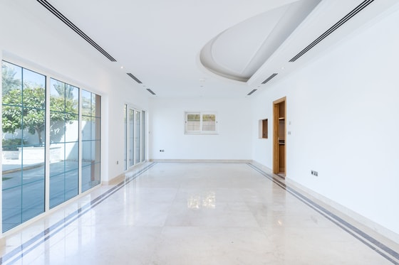 Upgraded and Vacant Luxury Legacy Villa in Jumeirah Park: Image 3