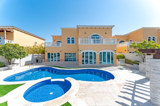 Upgraded and Vacant Luxury Legacy Villa in Jumeirah Park: Image 21