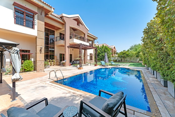 Bespoke Luxury Mansion Villa in Jumeirah Islands: Image 1