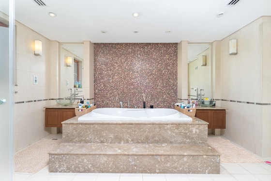 Bespoke Luxury Mansion Villa in Jumeirah Islands: Image 18