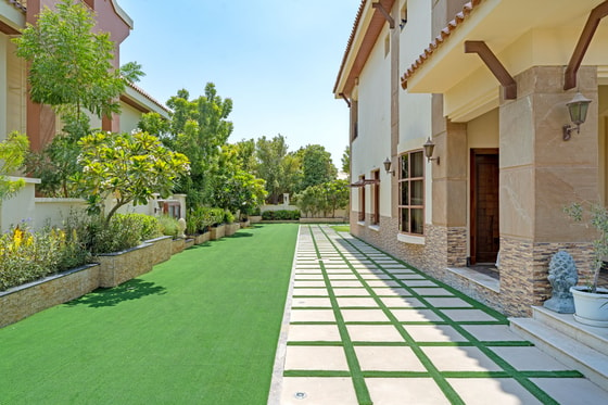 Bespoke Luxury Mansion Villa in Jumeirah Islands: Image 24