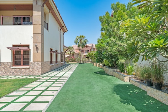 Bespoke Luxury Mansion Villa in Jumeirah Islands: Image 26
