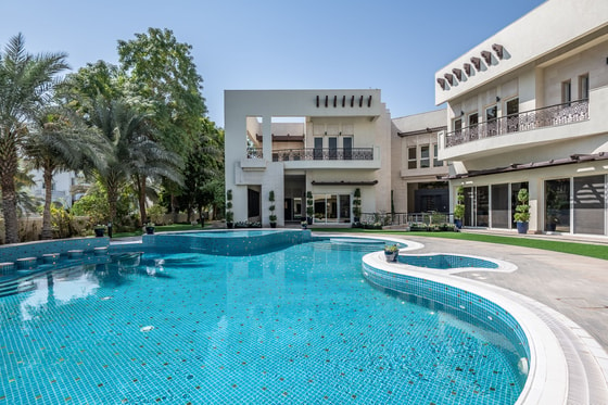 Extraordinary Extended Luxury Villa with Pool in Emirates Hills: Image 1