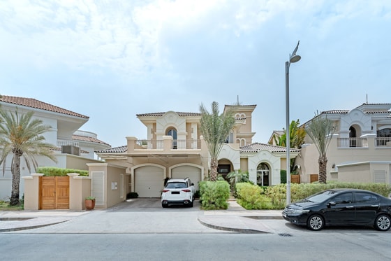 Stunning Beachfront Villa with Pool on Palm Jumeirah: Image 33
