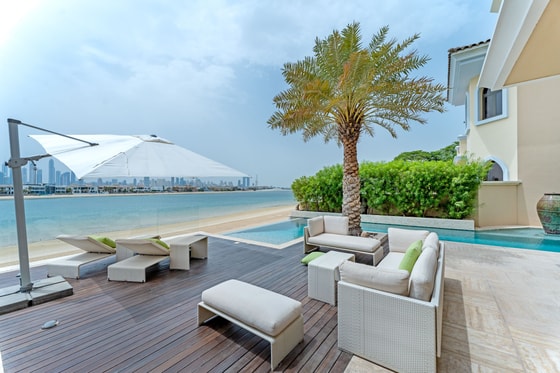 Stunning Beachfront Villa with Pool on Palm Jumeirah: Image 29