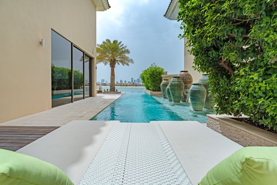 Stunning Beachfront Villa with Pool on Palm Jumeirah: Image 32