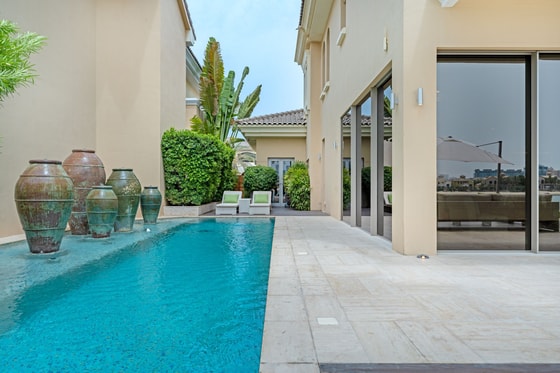 Stunning Beachfront Villa with Pool on Palm Jumeirah: Image 30