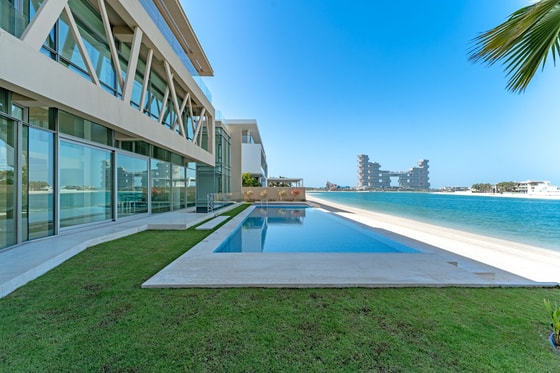 Luxurious Custom-built Villa on Palm Jumeirah: Image 41