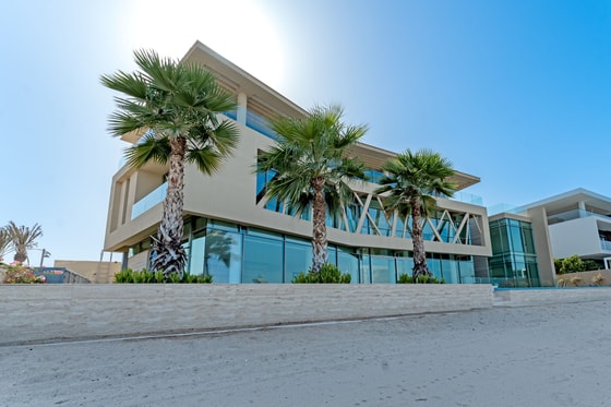 Luxurious Custom-built Villa on Palm Jumeirah: Image 45