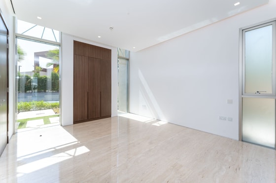 Luxurious Custom-built Villa on Palm Jumeirah: Image 13