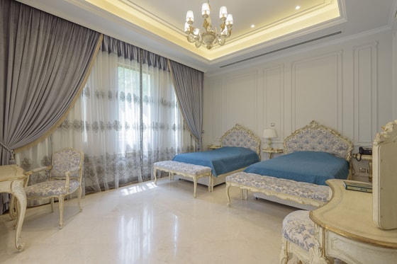 Upgraded Villa with Italian Bespoke Furniture: Image 12