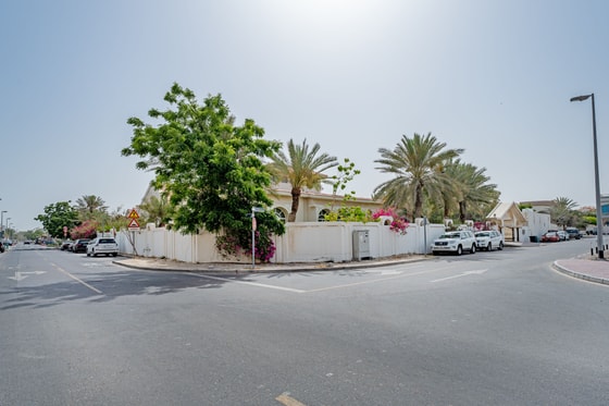 Vast Beachfront Compound with Renovation Potential in Jumeirah: Image 17