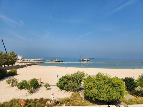Vast Beachfront Compound with Renovation Potential in Jumeirah: Image 24