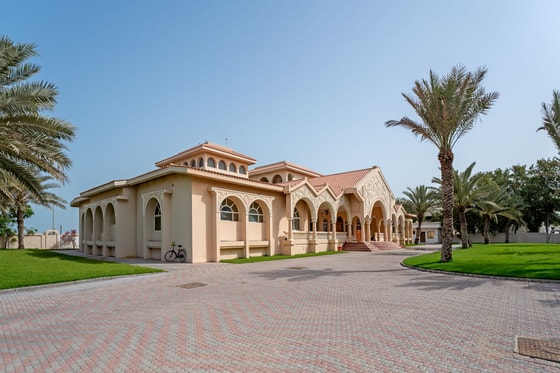 Vast Beachfront Compound with Renovation Potential in Jumeirah: Image 3