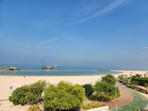 Vast Beachfront Compound with Renovation Potential in Jumeirah: Image 25