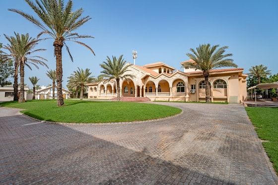 Vast Beachfront Compound with Renovation Potential in Jumeirah: Image 4