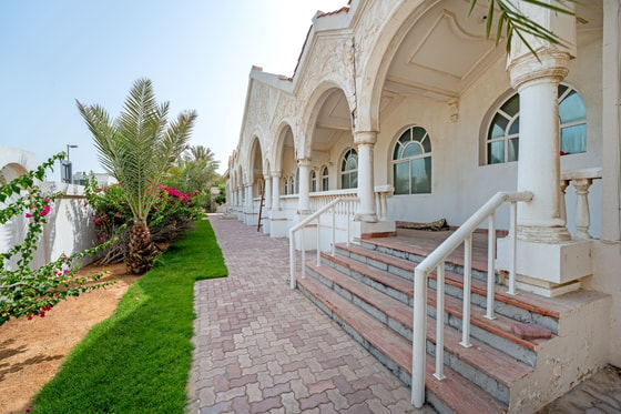 Vast Beachfront Compound with Renovation Potential in Jumeirah: Image 16