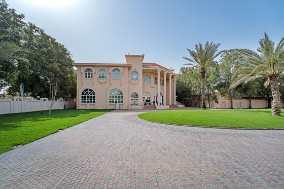 Vast Beachfront Compound with Renovation Potential in Jumeirah: Image 6