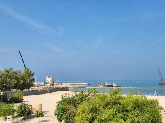 Vast Beachfront Compound with Renovation Potential in Jumeirah: Image 29